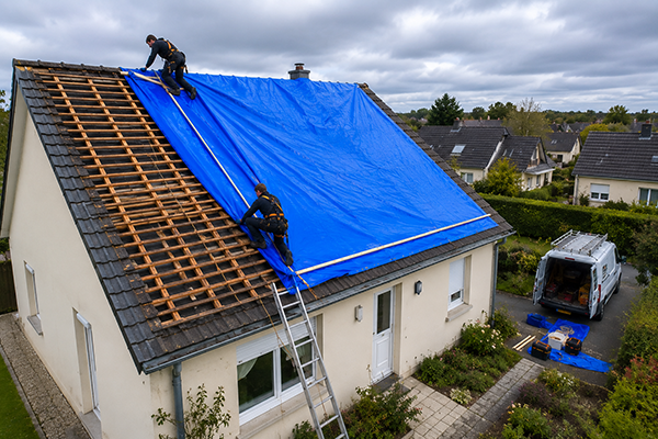 Urgence fuite toiture en Bourgogne-Franche-Comté : mise en place d'une bâche de protection provisoire par des couvreurs qualifiés. Une solution rapide pour sécuriser la toiture après une tempête, des tuiles envolées ou un sinistre lié aux intempéries.